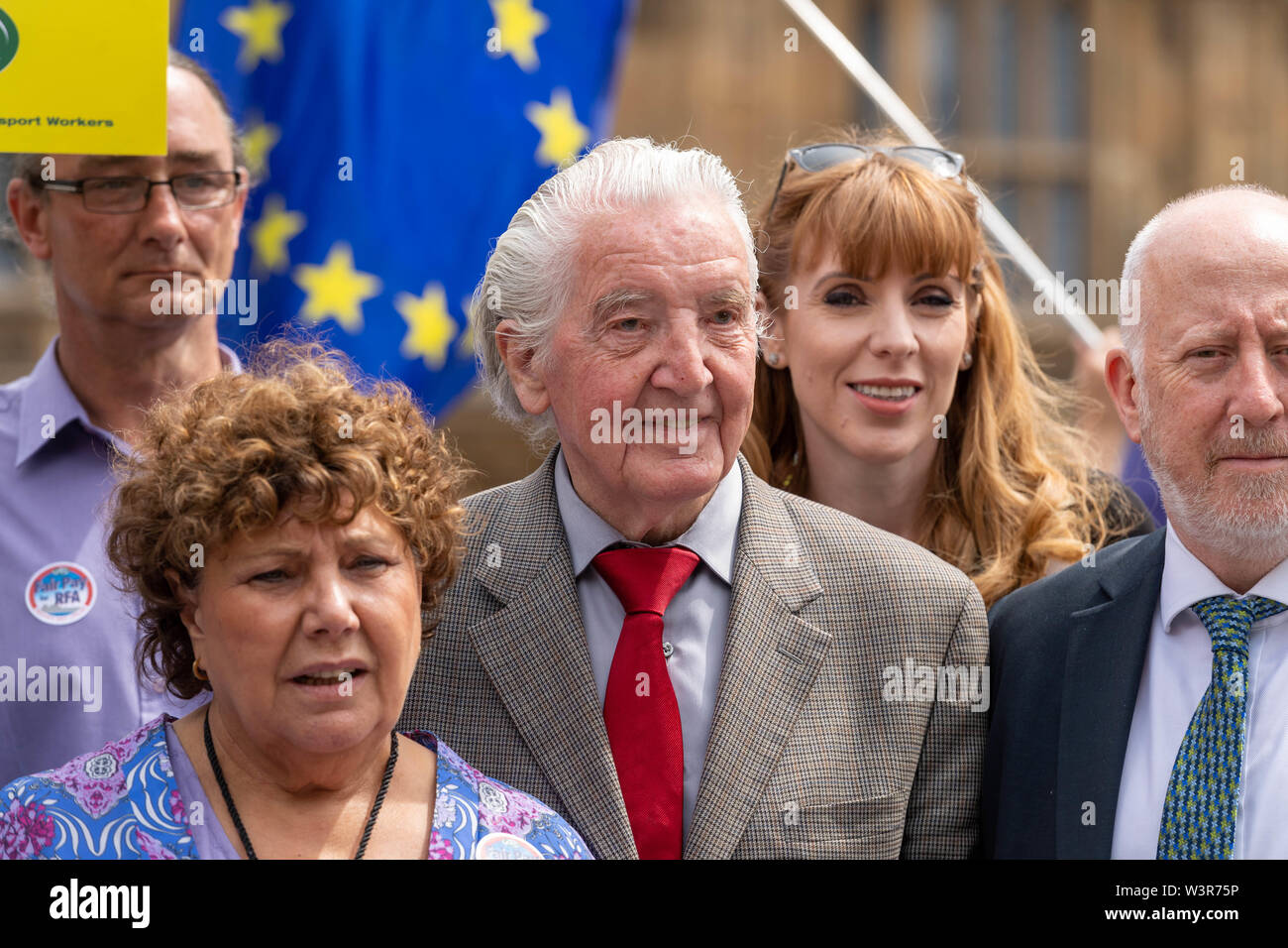 Londra 17 luglio 2019 una lobby parlamentare dalla rotaia marittimo e i lavoratori del settore dei trasporti europea a nome della Flotta Reale marittimi ausiliari oltre al di sotto dell'inflazione aumenti di stipendio. Dennis Skinner manodopera veterano MP, supportando il rally (centro) e Angela Raynor MP, sulla destra il credito Ian Davidson/Alamy Live News Foto Stock