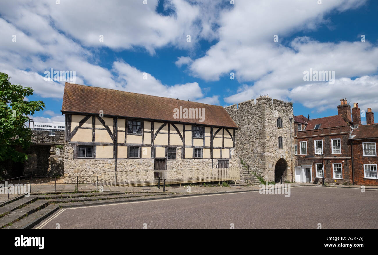 Westgate Hall e Westgate nelle vecchie mura medievali di Southampton, Hampshire, Regno Unito Foto Stock