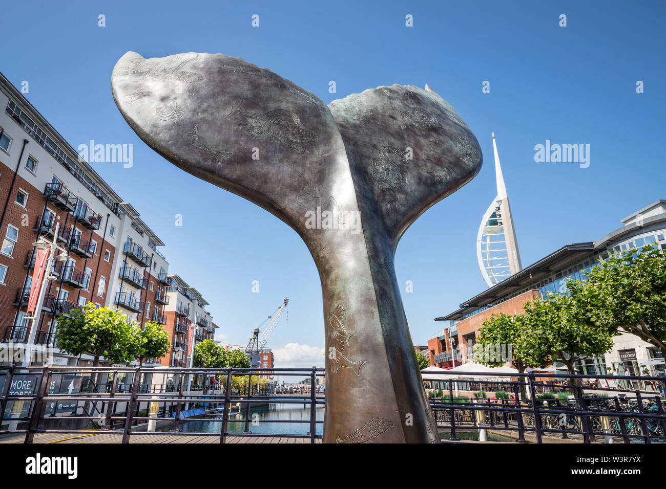 La balena della scultura di coda da artista Richard Farrington al Gunwharf Quays, Portsmouth, Hampshire, Regno Unito Foto Stock