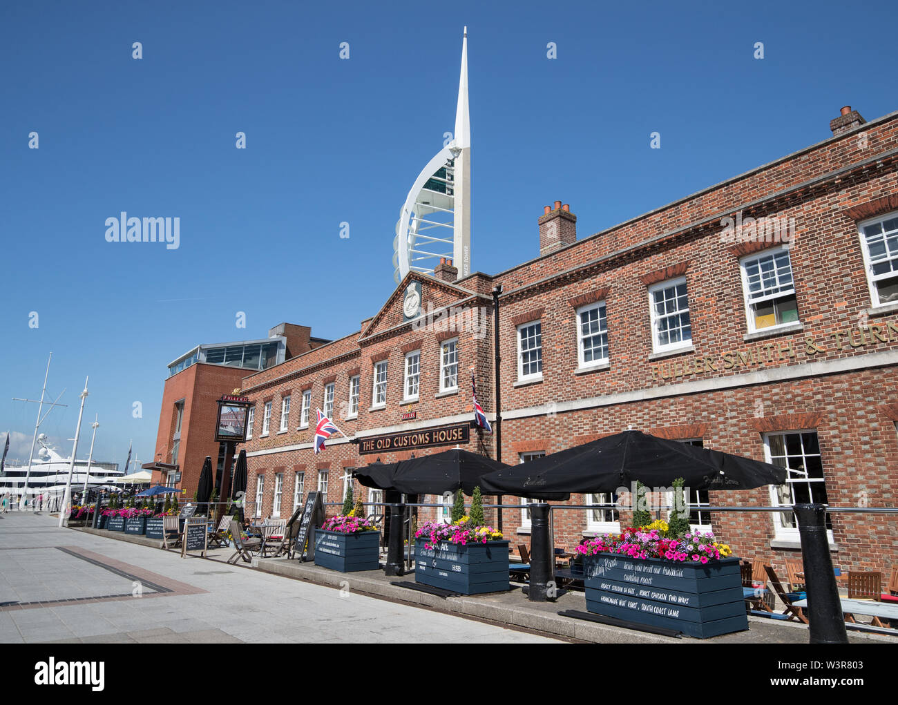 La vecchia casa doganale pub e ristorante al Gunwharf Quays a Portsmouth, Hampshire, Regno Unito Foto Stock