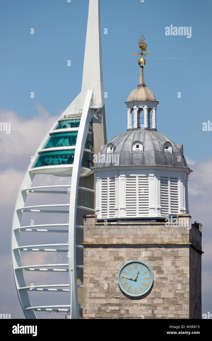 Torre dell'orologio della chiesa cattedrale di San Tommaso di Canterbury, comunemente noto come Cattedrale di Portsmouth con la Spinnaker Tower dietro, Portsmouth, Regno Unito Foto Stock