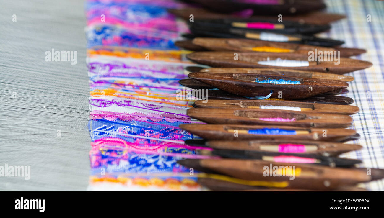 Vettori di riempimento del telaio con colorati tessuti di tessuto su sfondo Foto Stock