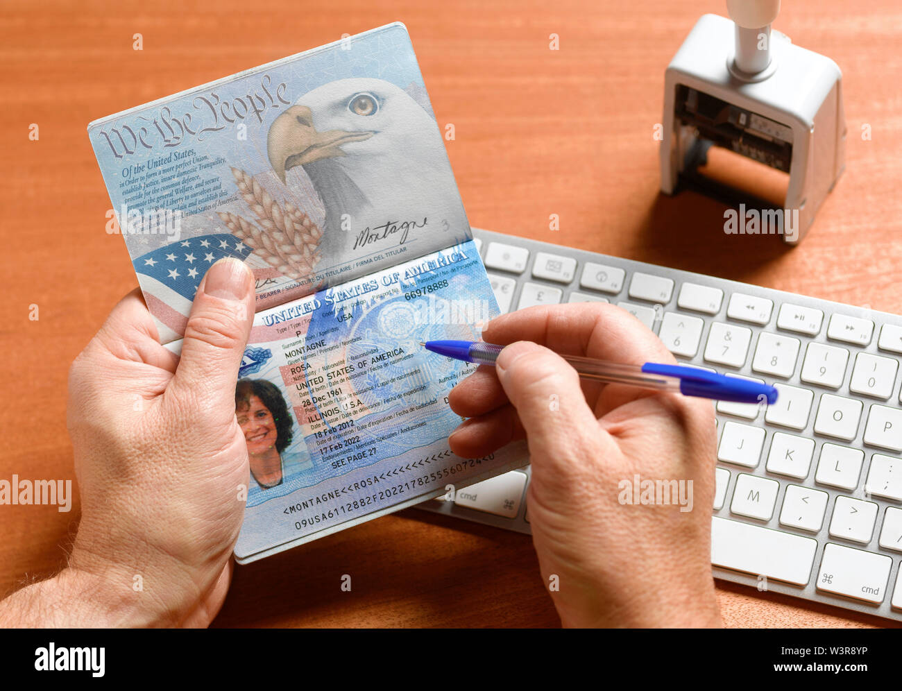 Confine controllo ufficiale donna del viaggiatore passaporto statunitense Foto Stock