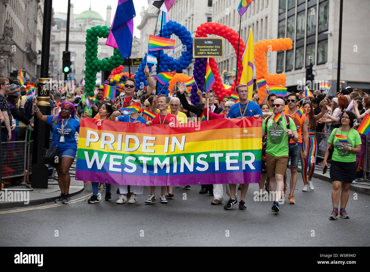 LONDON, Regno Unito - 6 Luglio 2019: le persone in possesso di un orgoglio di westminster banner all'annuale Gay Pride marzo nel centro di Londra Foto Stock