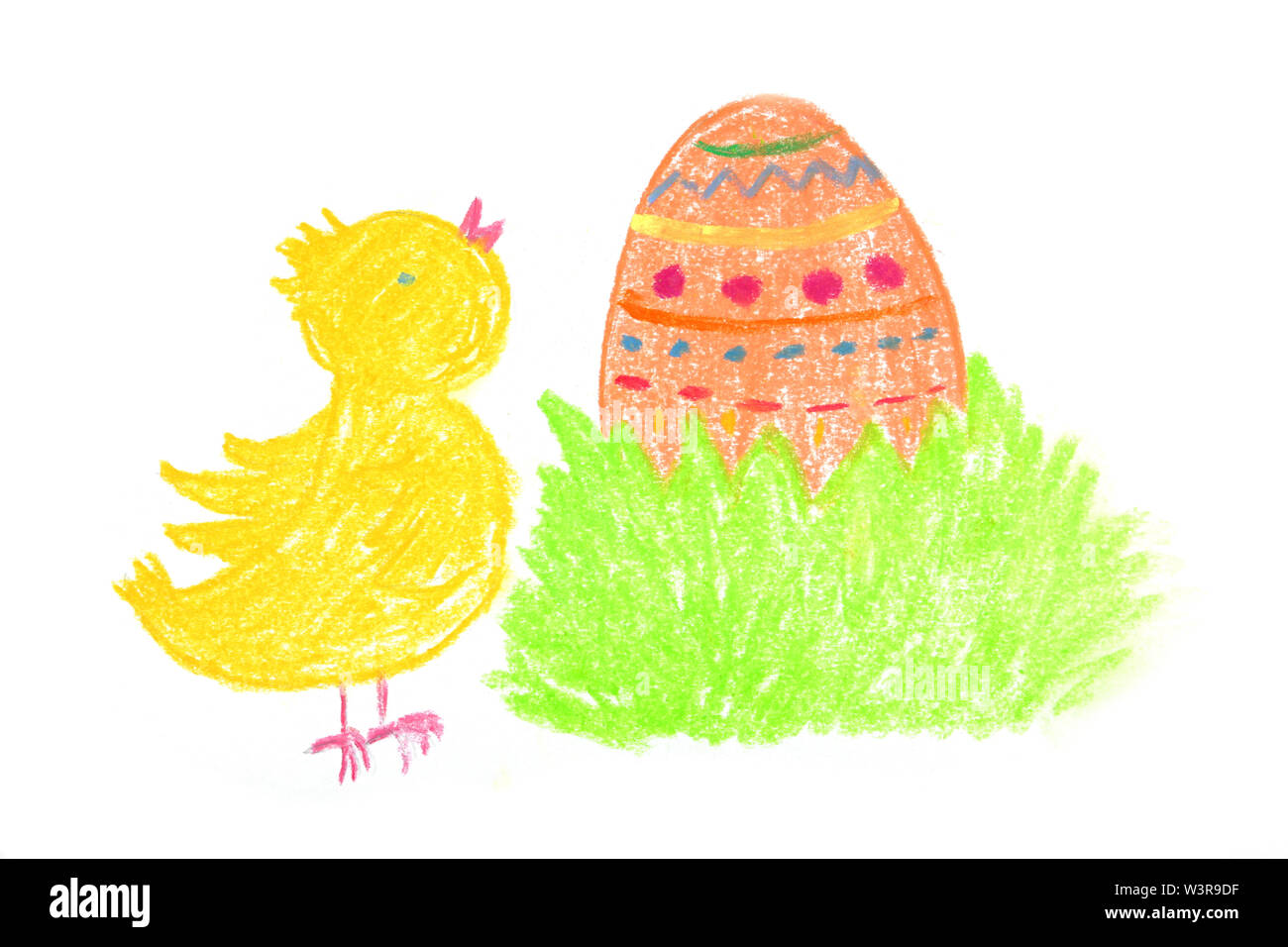 Pulcino di pasqua con uovo dipinto nel nido di erba Foto Stock