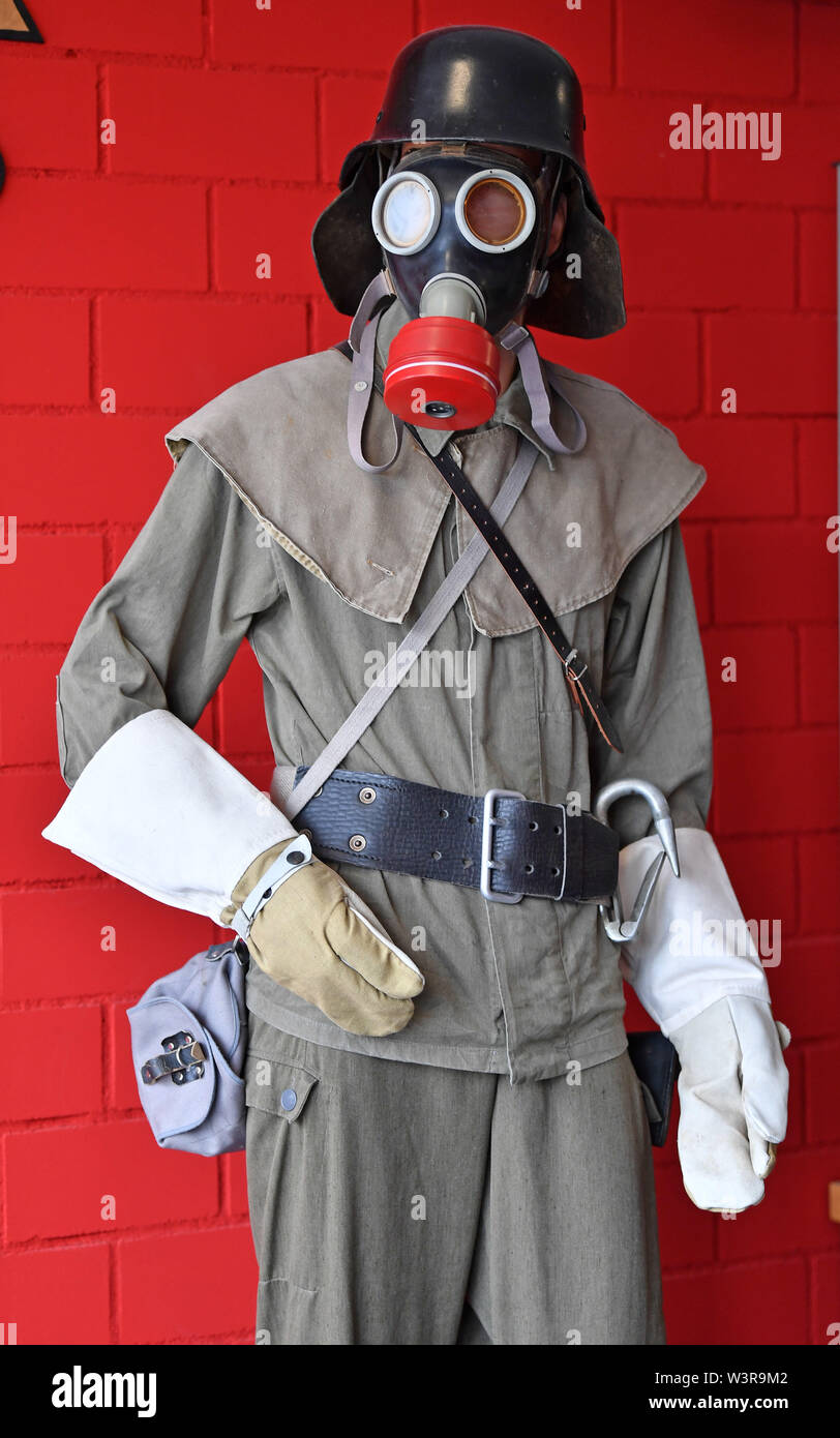 Jena, Germania. 17 Luglio, 2019. Una divisa storica è esposto presso l'entrata al centro di controllo in Jena pericolo centro di prevenzione. Essa è responsabile di più di 200.000 abitanti e copre le aree operative di Jena, il quartiere Saale-Holzland, Weimar e alcune parti del nord della regione di Weimar. La centrale di controllo è una delle tappe della Turingia il Primo Ministro della multi-day tour estivo sotto il motto '#FutureThuringia - menti intelligenti, processi innovativi". Credito: Martin Schutt/dpa-Zentralbild/dpa/Alamy Live News Foto Stock