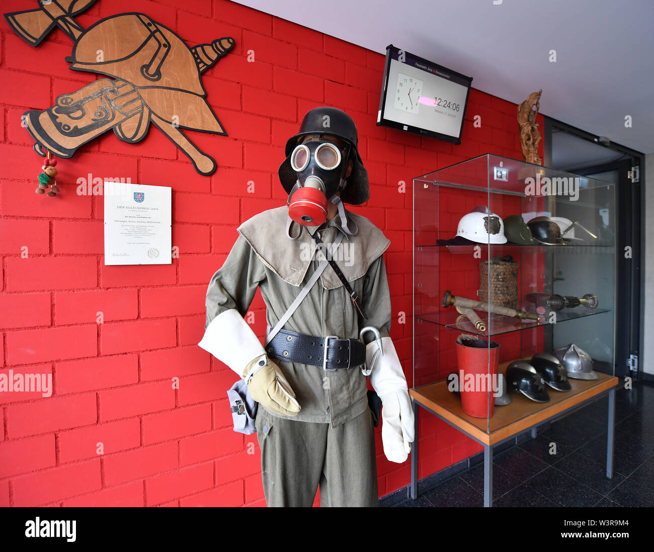 Jena, Germania. 17 Luglio, 2019. Una divisa storica è esposto presso l'entrata al centro di controllo in Jena pericolo centro di prevenzione. Essa è responsabile di più di 200.000 abitanti e copre le aree operative di Jena, il quartiere Saale-Holzland, Weimar e alcune parti del nord della regione di Weimar. La centrale di controllo è una delle tappe della Turingia il Primo Ministro della multi-day tour estivo sotto il motto '#FutureThuringia - menti intelligenti, processi innovativi". Credito: Martin Schutt/dpa-Zentralbild/dpa/Alamy Live News Foto Stock