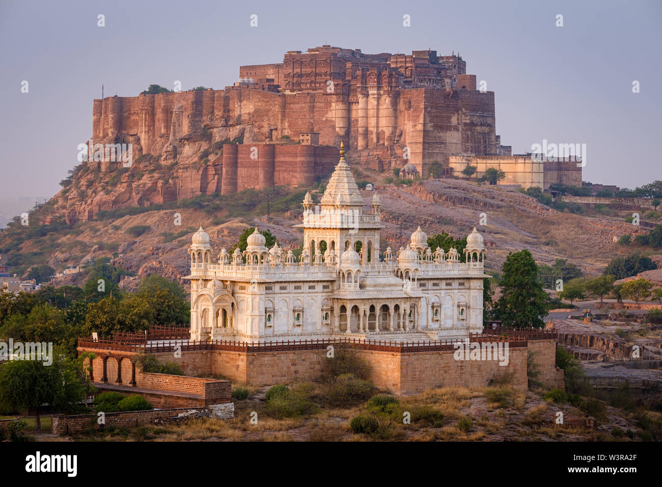 JODHPUR, INDIA - CIRCA NOVEMBRE 2018: Jaswant Thada Memorial e il Forte Mehrangarh in Jodphur. odhpur è la seconda più grande città nello stato indiano Foto Stock