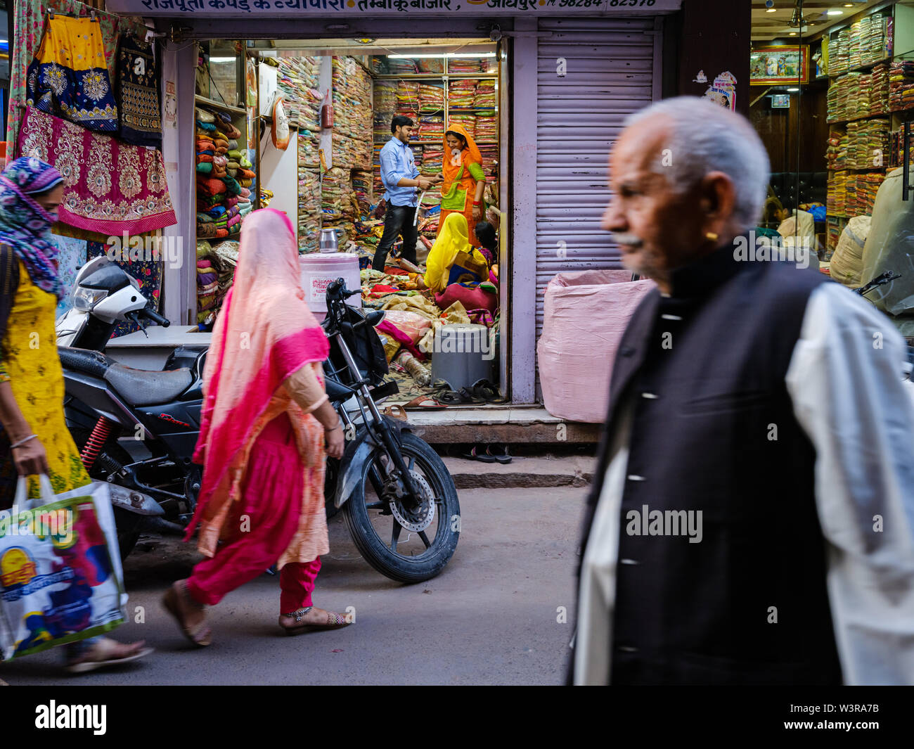 JODHPUR, INDIA - CIRCA NOVEMBRE 2018: la gente nelle strade di Jodphur vendere verdure. Jodhpur è la seconda più grande città nello stato indiano di R Foto Stock