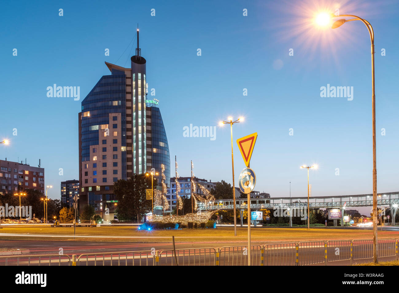 Hotel Mirage di notte a Burgas in Bulgaria. Foto Stock