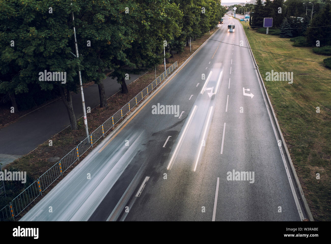 Motion Blur immagine del traffico passante sul Boulevard 'Stefan Stamboulov" Burgas, Bulgaria Foto Stock