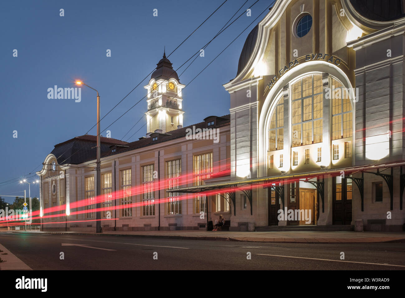 La Bulgaria, Burgas.La Centrale Stazione ferroviaria Edificio in Burgas, progettato in stile Art Nouveau dello stile architettonico di notte Foto Stock