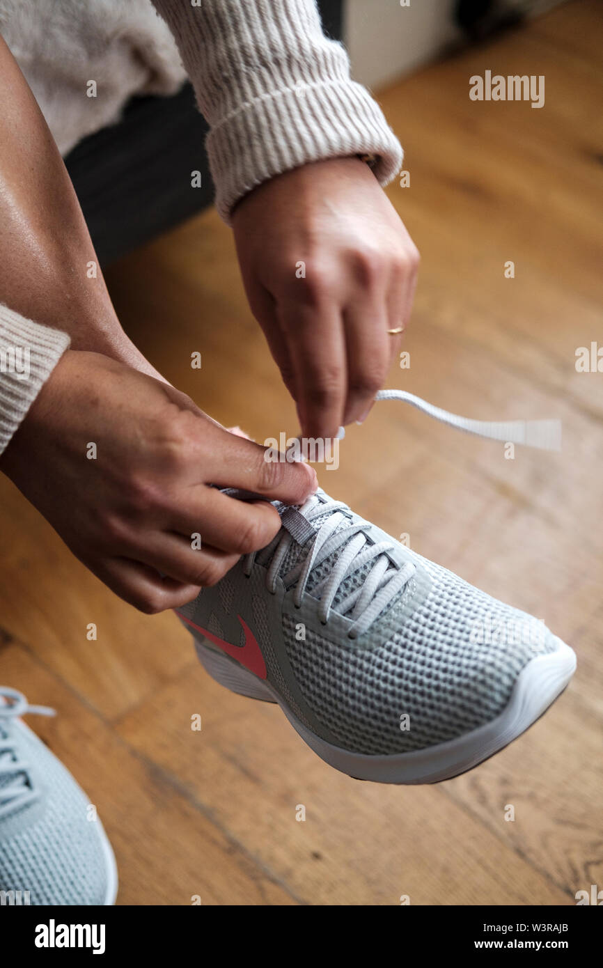 Ottenere pronto per Morning jog- donna legatura di lacci delle scarpe - dettaglio Foto Stock