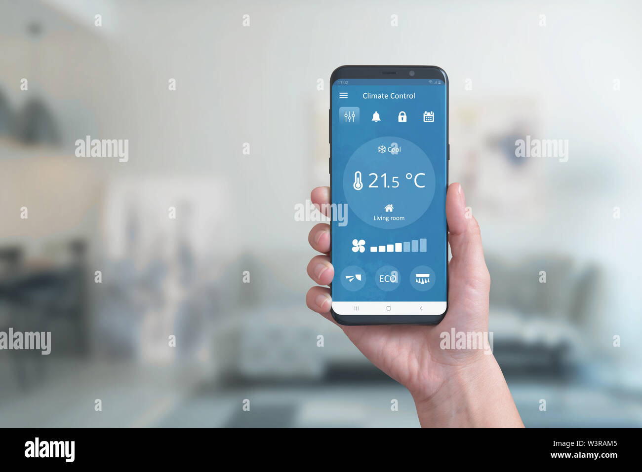Smart phone in mano con controllo climatico app. Concetto di comfort ambientale automazione con una semplice applicazione Telefono. Foto Stock