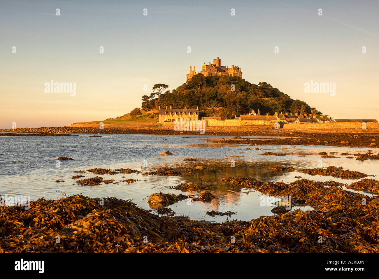Sunrise presso il St Michael's Mount a Marazion in Cornovaglia, England Regno Unito Foto Stock