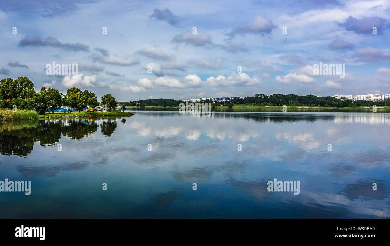 Singapore - il Nov 4, 2018: Scenario di Seletar inferiore serbatoio vicino alla diga Yishun, Yishun Town, Singapore. Foto Stock