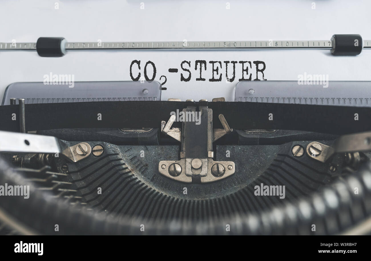 Inquadratura ravvicinata del testo CO2-STEUER, Tedesco per carbon tax, scritto su una vecchia macchina da scrivere Foto Stock