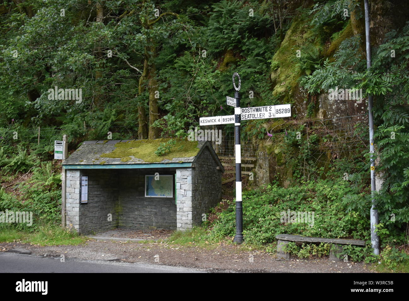 Bus rustico rifugio a Borrowdale, Lake District con moss sul tetto e pittoresco di pre-segno worboys post. Foto Stock