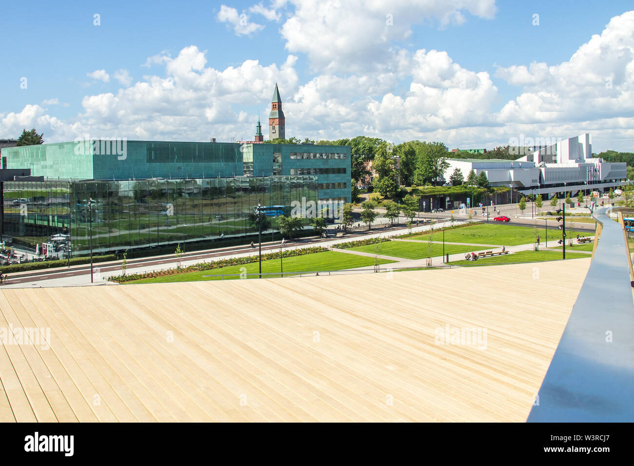 Helsinki Music Centre sulla sinistra e la Finlandia Hall sulla destra, visto dalla terrazza della biblioteca della città Oodi Foto Stock