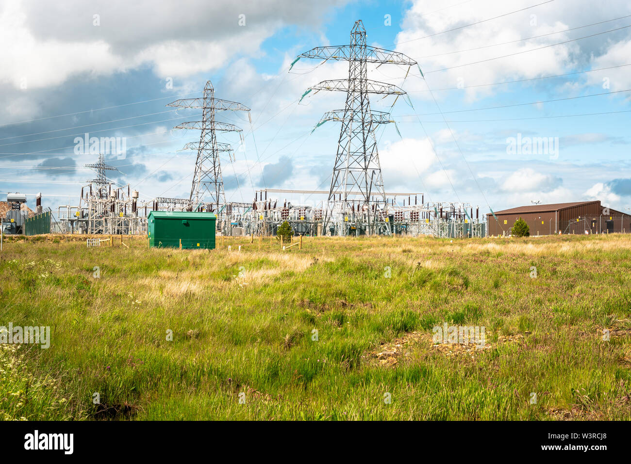 Sottostazione elettrica su una soleggiata giornata estiva Foto Stock