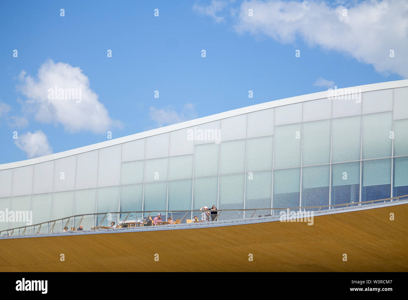 Helsinki, Finlandia - 1 Luglio 2019 - per coloro che godono di una bella giornata d'estate sulla terrazza della biblioteca della città Oodi Foto Stock