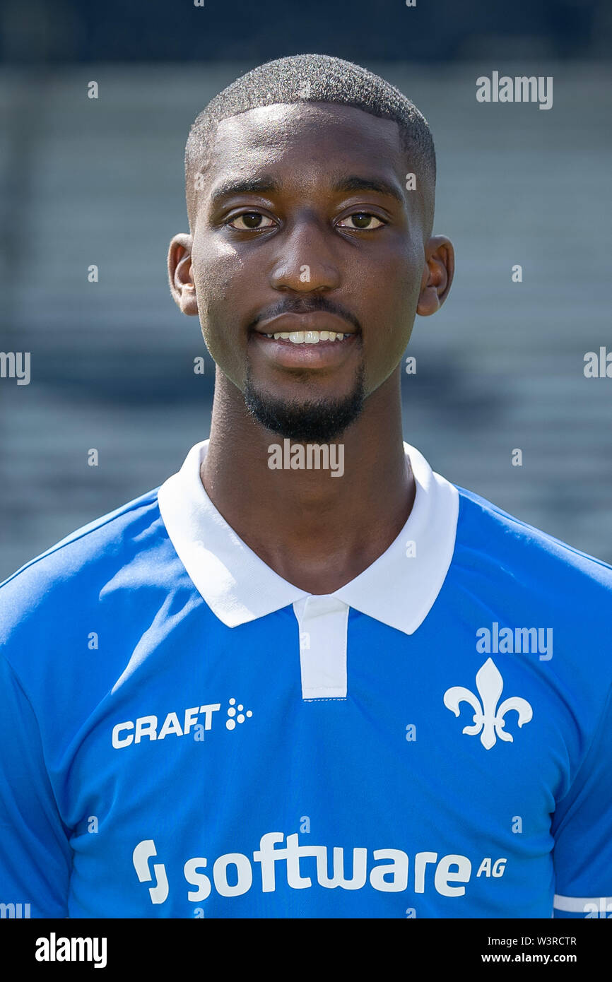 Darmstadt, Germania. 17 Luglio, 2019. Soccer seconda Bundesliga: Fototermin Darmstadt 98 per la stagione 2019/20 nel Merck Stadium dell'Böllenfalltor: Player Patric Pfeiffer. Credito: Sila Stein/dpa/Alamy Live News Foto Stock