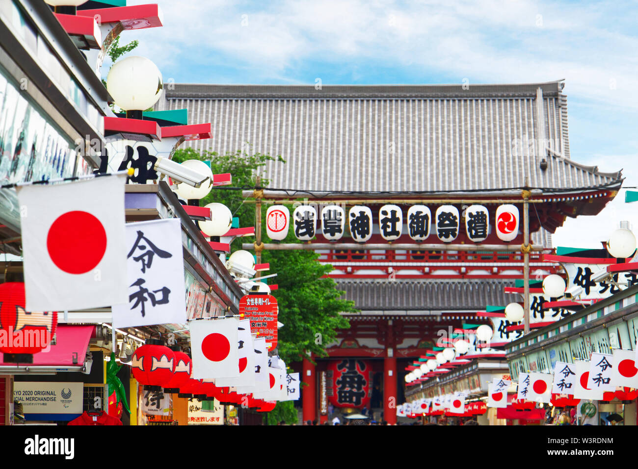 Vivacemente colorato segni e bandiere decorare la fila di negozi presso l'antico Senso-ji il tempio buddista di Tempio di Asakusa, Tokyo, Giappone, dedicato al di Kannon Foto Stock