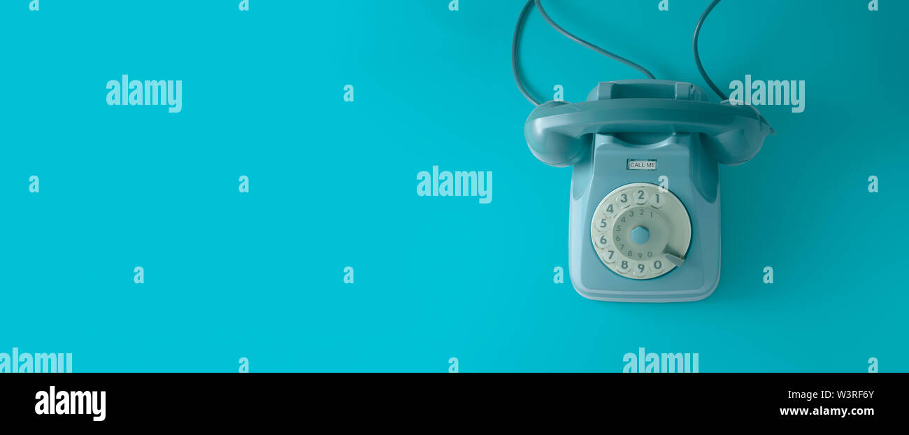 Un blu vintage telefono con sfondo blu. Foto Stock