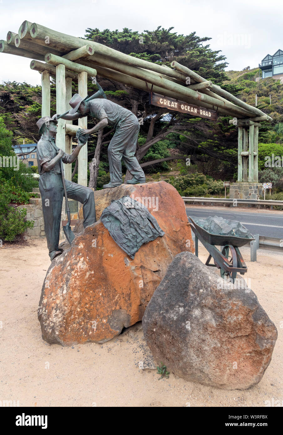 Arco del memoriale e la scultura sulla Great Ocean Road, vista orientale, Victoria, Australia Foto Stock
