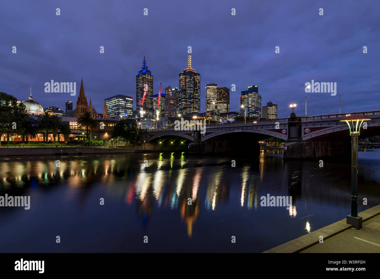 Bellissima vista del centro della città di Melbourne, Australia, e della serata sul Fiume Yarra illuminato da blue ore di luce Foto Stock