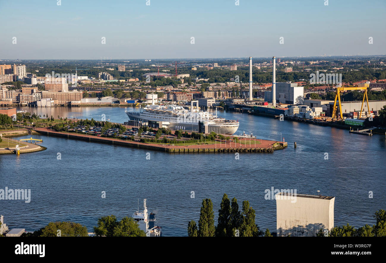 La città di Rotterdam vista aerea. Fiume Maas e la zona portuale, estate giornata soleggiata, vista dalla torre Euromast, Paesi Bassi Foto Stock