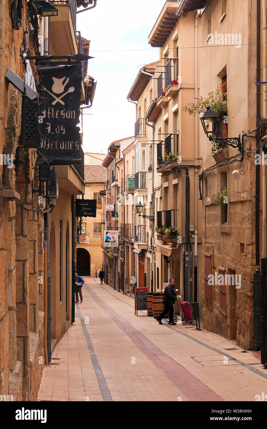 Tradizionale strada con bar e ristoranti a Haro, La Rioja, Spagna Foto Stock