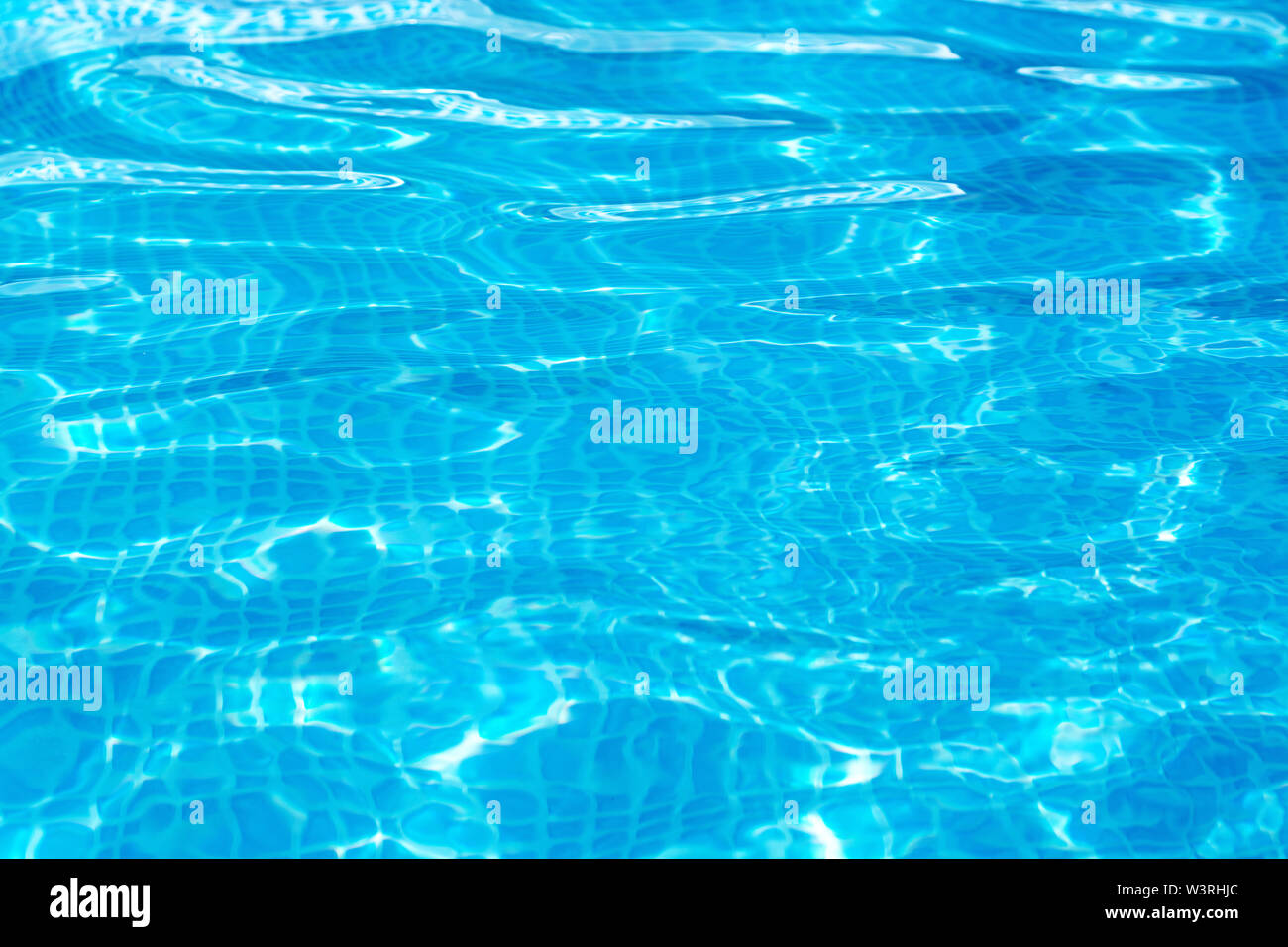 Sullo sfondo di un blu brillante chiaro acqua in piscina Foto Stock