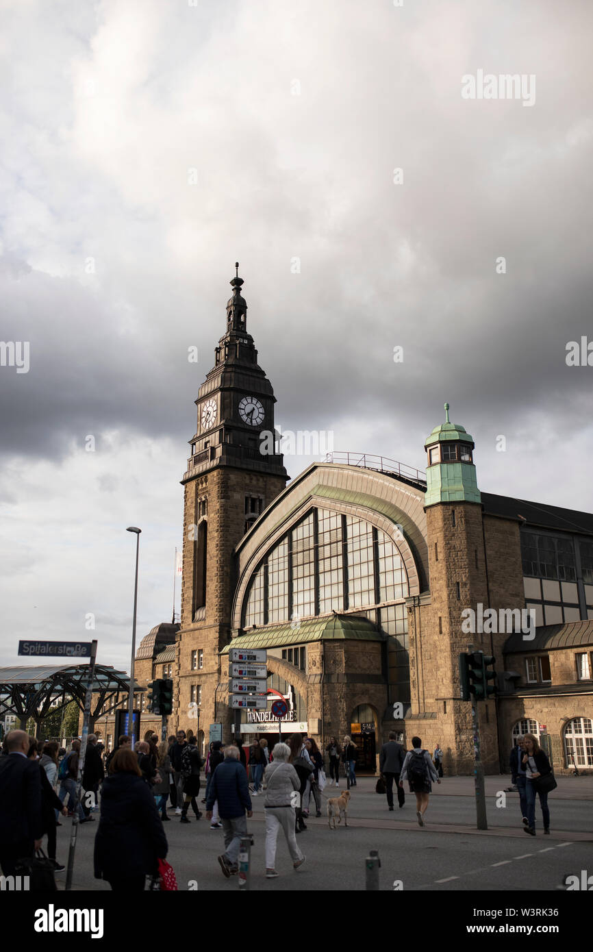 L'esterno della Hauptbahnhof (stazione ferroviaria principale) ad Amburgo, in Germania, in una giornata estiva nuvolosa. Foto Stock