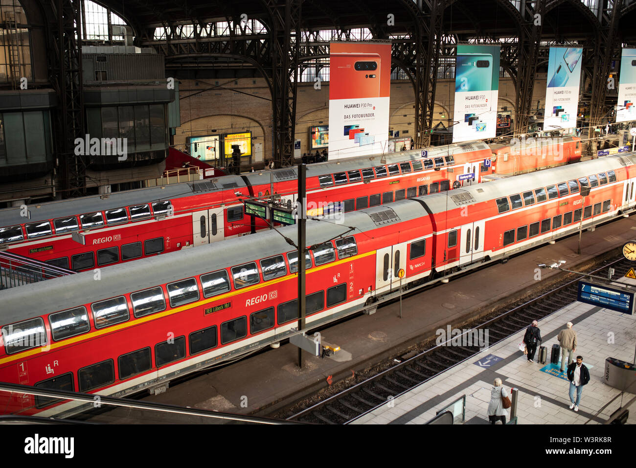 Treni regionali Deutsche Bahn sulle piste della Hauptbahnhof (stazione centrale) in una giornata estiva ad Amburgo, Germania. Foto Stock