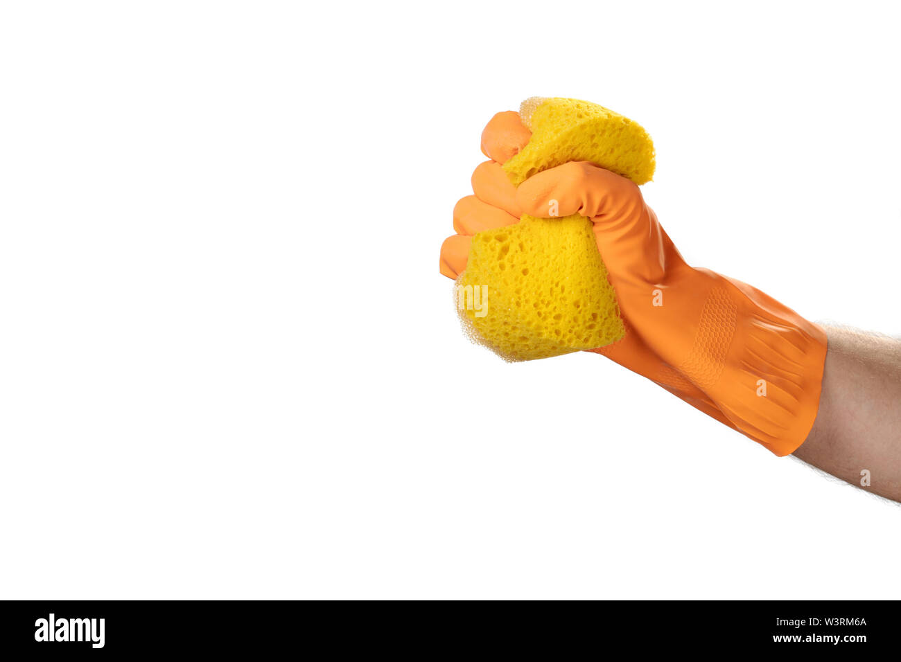 Il gesto a mano la pulizia, gomma arancione guanto, per casa e giardino, protezione. Isolare in bianco sullo sfondo. Foto Stock