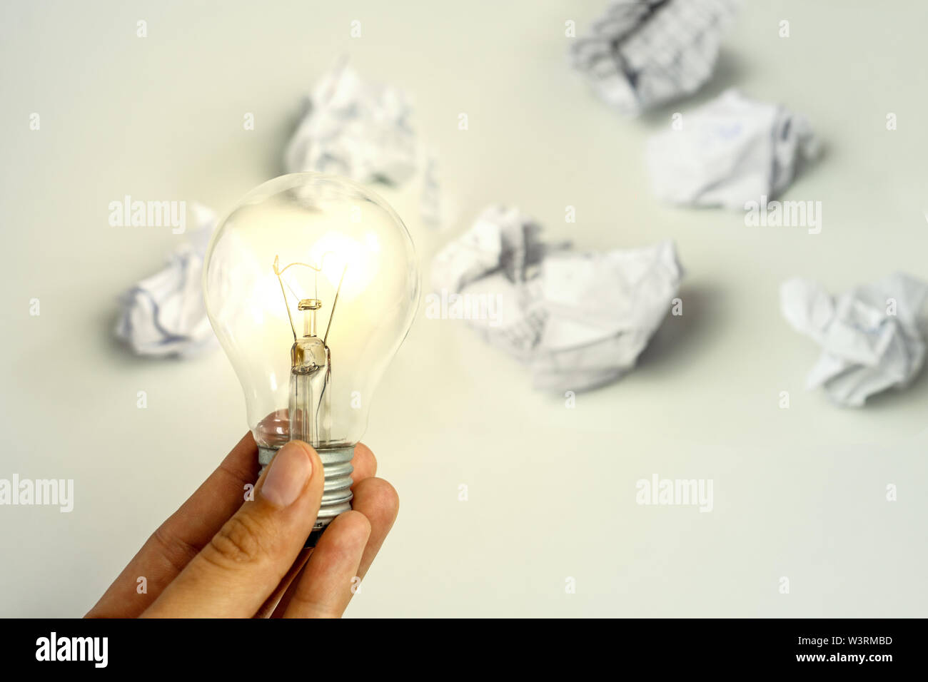 Carta increspata con un bulbo di luce ha ottenuto il diritto idea concetto heureka Foto Stock