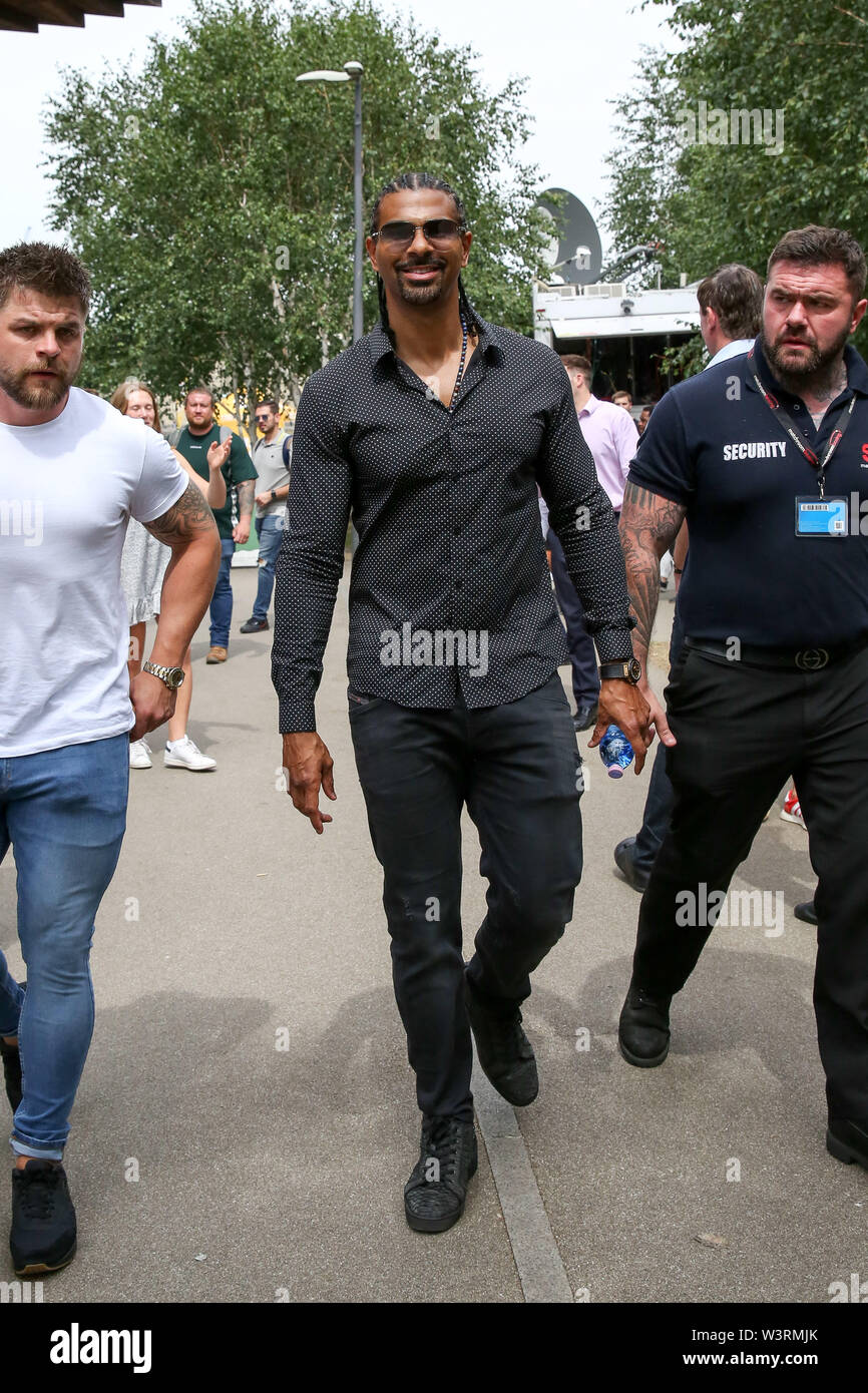 Londra, UK 17 Luglio 2019 - British ex pugile DAVID HAYE (C) è visto in moro di Londra, nei pressi del Municipio. Credito: Dinendra Haria/Alamy Live News Foto Stock