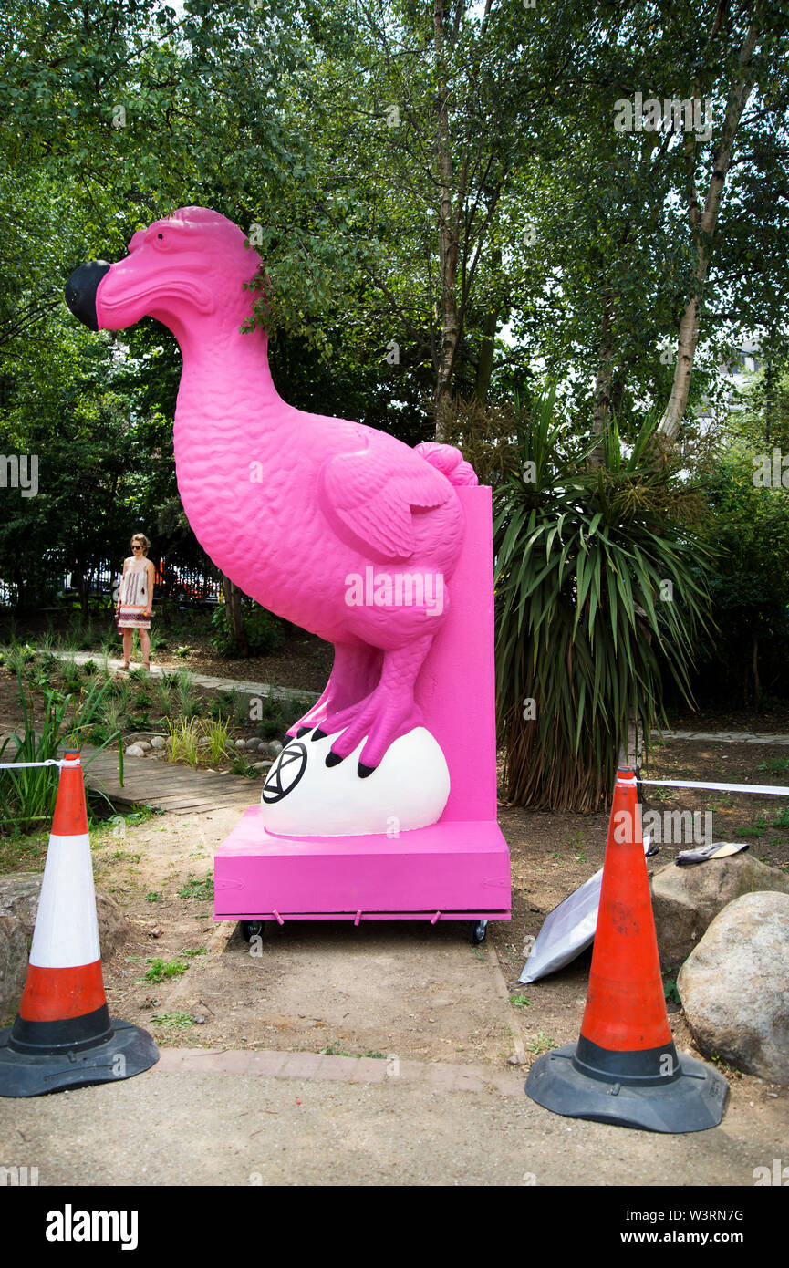 Il 16 luglio 2019. La Ribellione di estinzione a Waterloo Gardens. Il dodo rosa con traffico coni.. Foto Stock