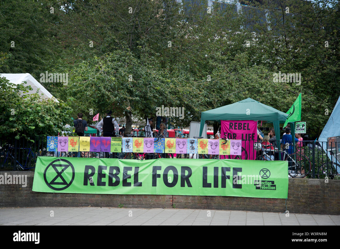 Il 16 luglio 2019. La Ribellione di estinzione a Waterloo Gardens. Banner dicendo Rebel per la vita e per poster su park ringhiere. Foto Stock
