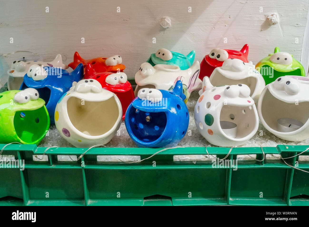 Candele profumate per Spa sotto forma di pesci colorati nella vetrina del negozio sulla strada. Close up. Foto Stock