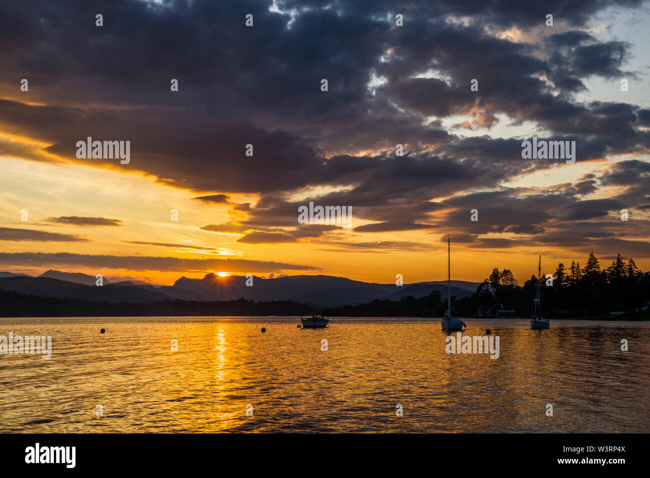 Tramonto sul lago di Windermere su un luglio serata estiva nel distretto del lago, Cumbria Foto Stock