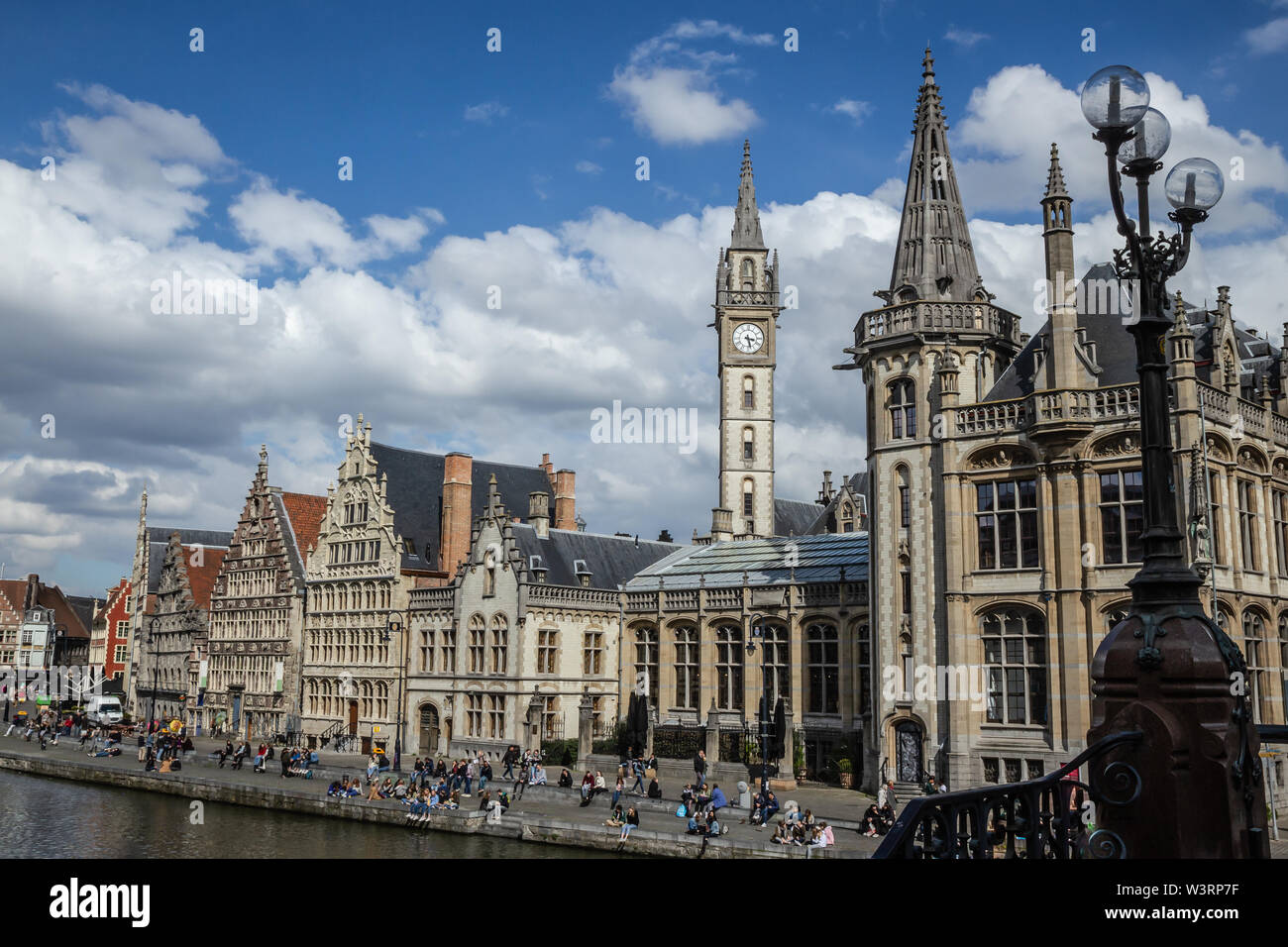 Gli edifici di vecchia costruzione e di Clock Tower nel centro di Ghent, Belgio Foto Stock