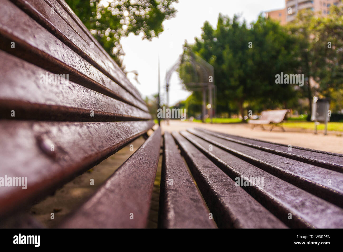 Soledad de onu parque Valenciano vacío debido al calor del verano Foto Stock