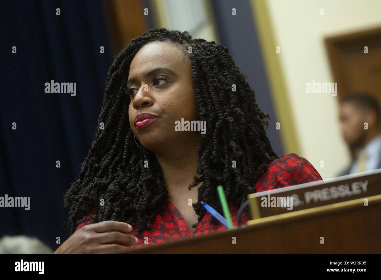 Washington, Distretto di Columbia, Stati Uniti d'America. 17 Luglio, 2019. Rappresentante degli Stati Uniti Ayanna Pressley (democratico del Massachusetts) ascolta durante la casa Comitato per i servizi finanziari audizione per quanto riguarda Facebook la nuova moneta crypto Libra sul Campidoglio di Washington, DC, Stati Uniti il 17 luglio 2019. Credito: Stefani Reynolds/CNP/ZUMA filo/Alamy Live News Foto Stock