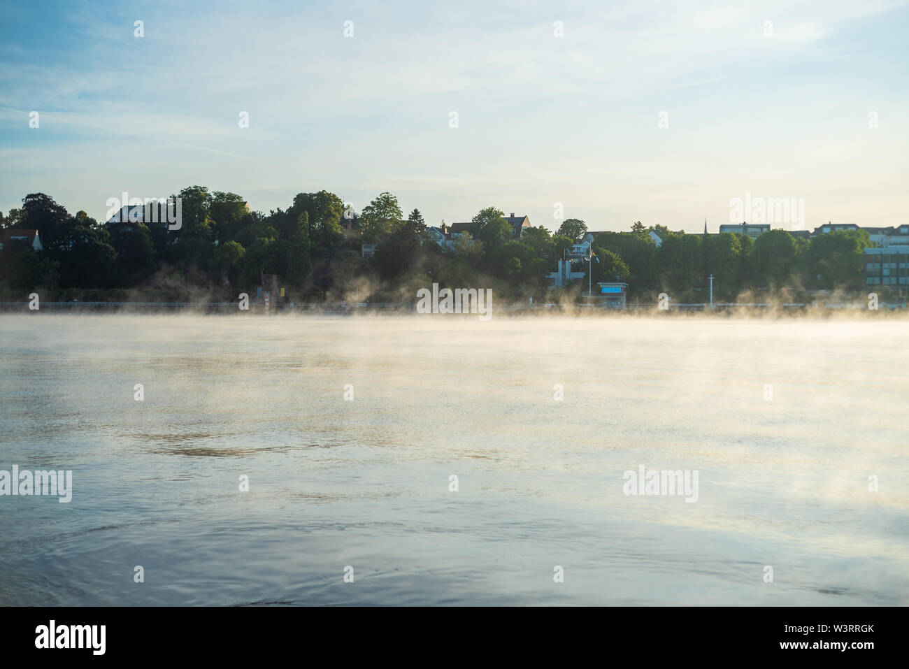 Nelle prime ore del mattino, una leggera foschia si deposita sul fiume Weser di Brema Foto Stock