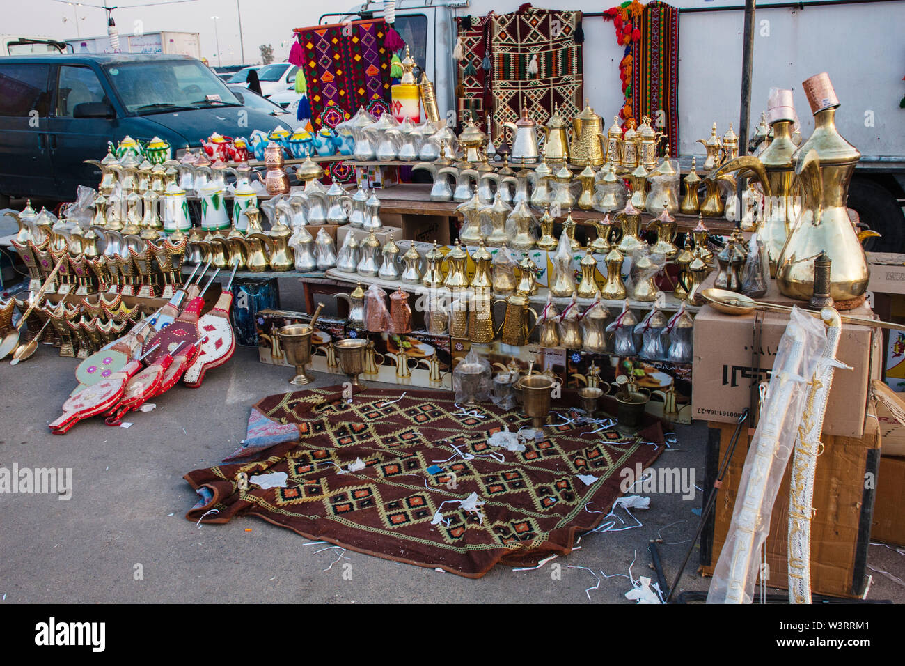 Le tradizionali pentole arabe e altri prodotti sul mercato bazar a Riyadh, Arabia Saudita Foto Stock