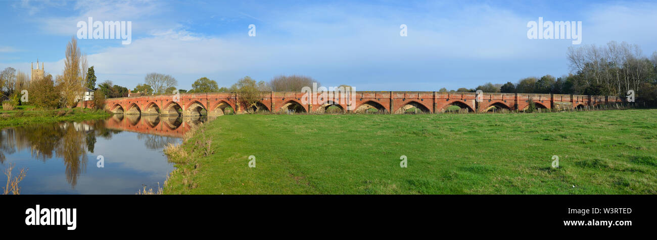 Tutti i diciassette archi del quindicesimo secolo Packhorse Bridge a grande Barford Bedfordshire Inghilterra. Foto Stock