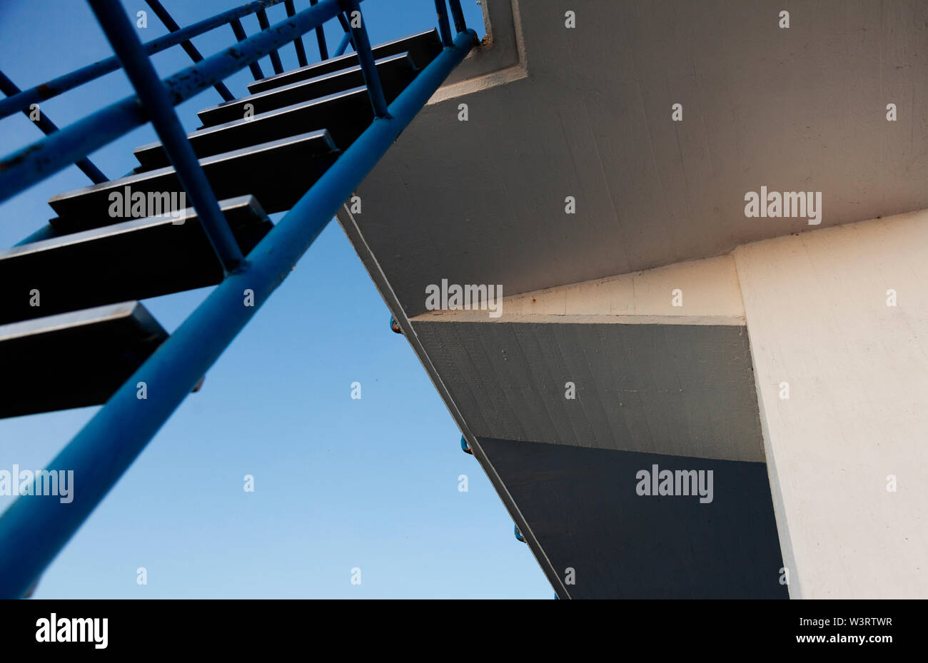 La scala e la parte inferiore di una torre di salto per nuotatori Foto Stock