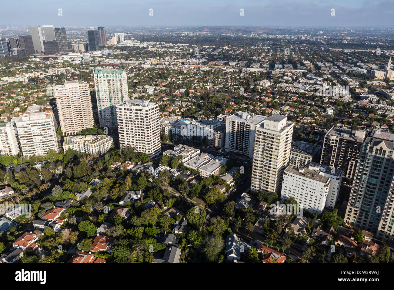 Vista aerea di condomini, appartamenti e case lungo il Wilshire Blvd vicino Century City a Los Angeles, California. Foto Stock